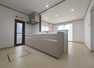 敷地広々276坪超P6台駐車可 RENOVE住宅001